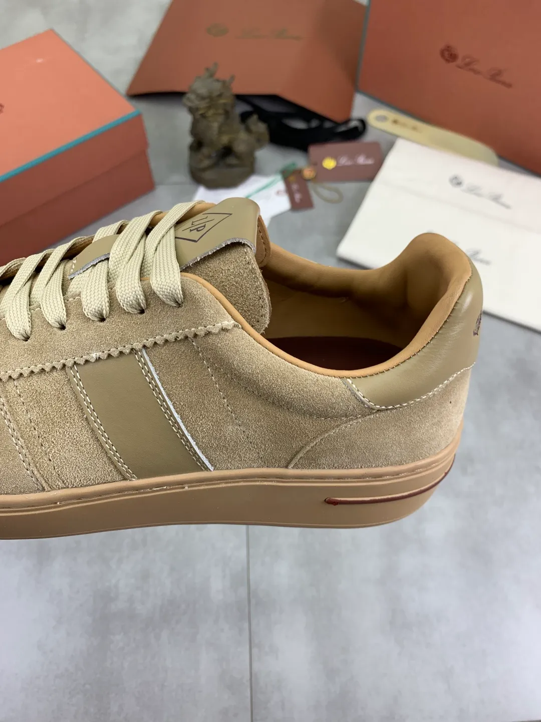 Men's men's shoes 💰P560 New style 💰High quality The latest casual shoes Loro Piana 💯Top grade💯Buy the original copy💯 Founded the existing Loro Piana company on April 24, 1924. It is now the sixth generation of family business, providing top quality products to customers who are discerning in taste and quality. Imported original fly woven fabric with cowhide fabric, plain calfskin lining. Hand-sewn thread with cowhide feet. Original packaging. Number of yards: 38-44 (customized for 45 and 46). 2️⃣ colors available.